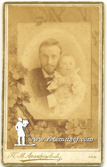 Muškarac sa bebom (autor Petar Aranđelović)